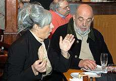 Marta Vincenzi ed il cosorte Bruno Marchese che mangiano un boccone